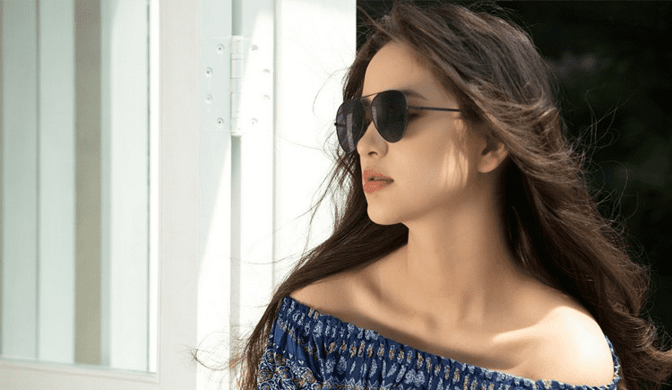 Девушка в очках Xiaomi Polarized Light Sunglasses